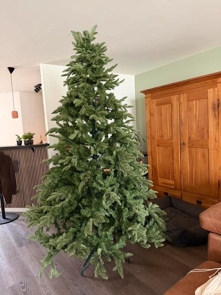 Kerstboom levensecht 225 cm, Huis en Inrichting, Woonaccessoires | Kunstplanten en Kunstbloemen, Zo goed als nieuw, Binnen, Ophalen