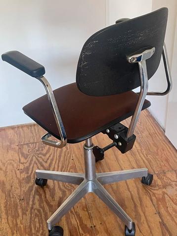 Vintage bureaustoel.  beschikbaar voor biedingen