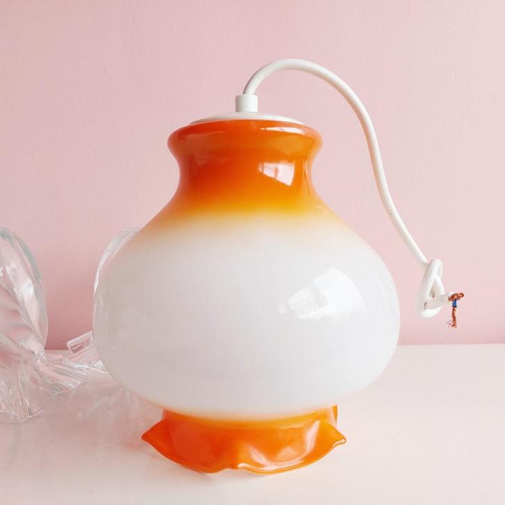 Mooie vintage glazen lamp, compleet met fitting - wit oranje, Huis en Inrichting, Lampen | Plafondlampen, Zo goed als nieuw, Glas