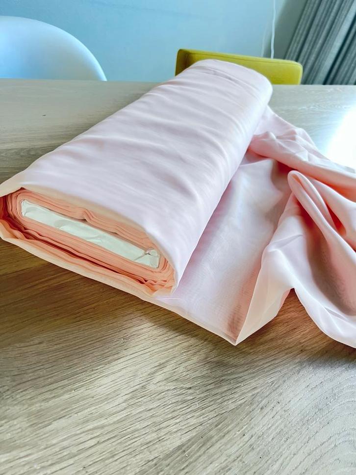 Mooie voile / chiffon stof kleur licht roze peach, Hobby en Vrije tijd, Stoffen en Lappen, Nieuw, Polyester, 120 cm of meer, 200 cm of meer