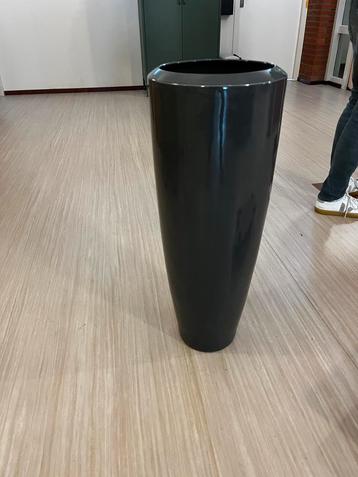 Donke grijze Stenen Bloempot beschikbaar voor biedingen