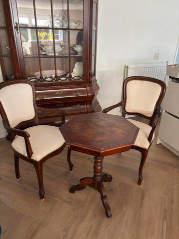 Antieke tafel met 2 stoelen beschikbaar voor biedingen