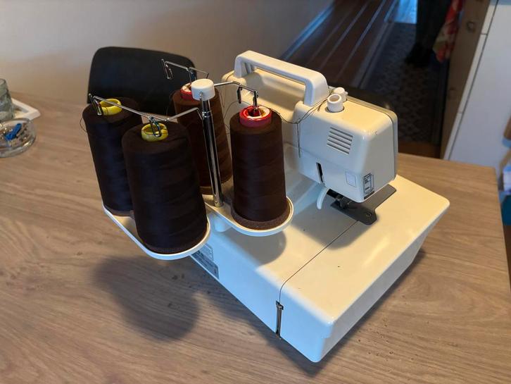 Bernette Lockmachine - Perfect voor al uw naaiprojecten!, Hobby en Vrije tijd, Naaimachines en Toebehoren, Gebruikt, Lockmachine