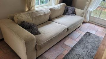 Brede comfortabele bank beige beschikbaar voor biedingen