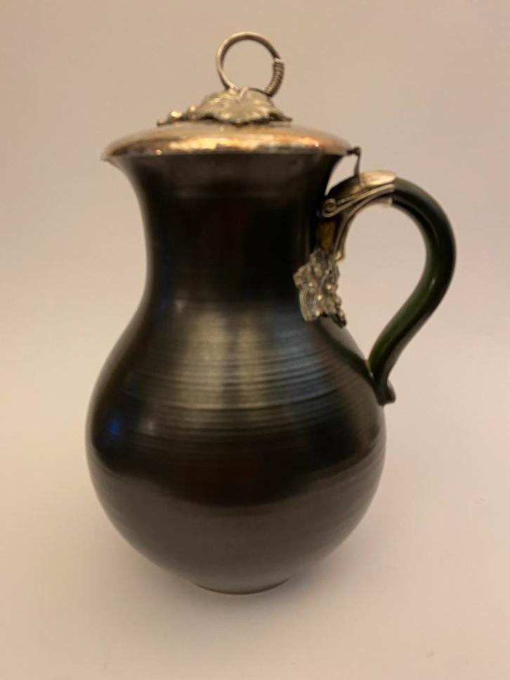 Keramiek Wijnkan met zilveren deksel ( versiering )., Antiek en Kunst, Antiek | Keramiek en Aardewerk, Ophalen of Verzenden