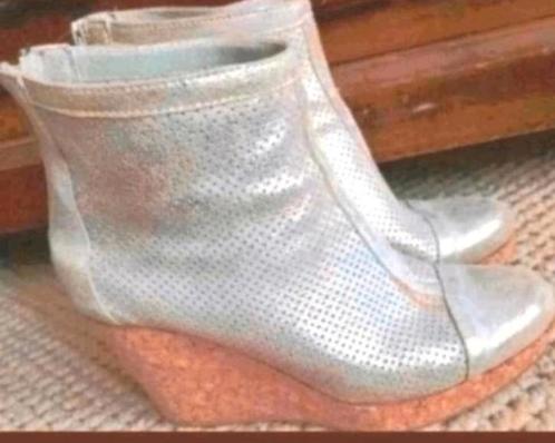 Goudbeige metallic Roberto d'Angelo laarsjes met sleehak 38, Kleding | Dames, Schoenen, Zo goed als nieuw, Beige, Verzenden