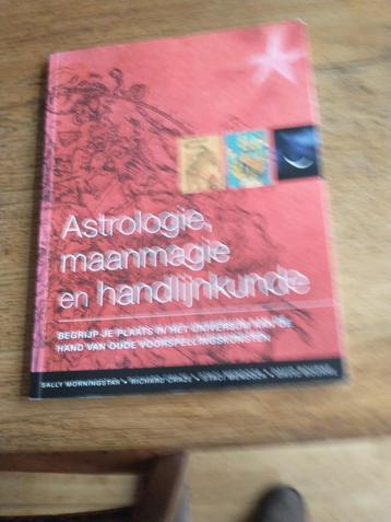 Boek: Astrologie en handlijnkunde ISBN9059470842 beschikbaar voor biedingen