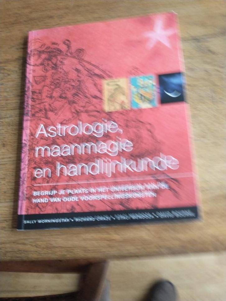 Boek: Astrologie en handlijnkunde ISBN9059470842, Boeken, Esoterie en Spiritualiteit, Zo goed als nieuw, Achtergrond en Informatie