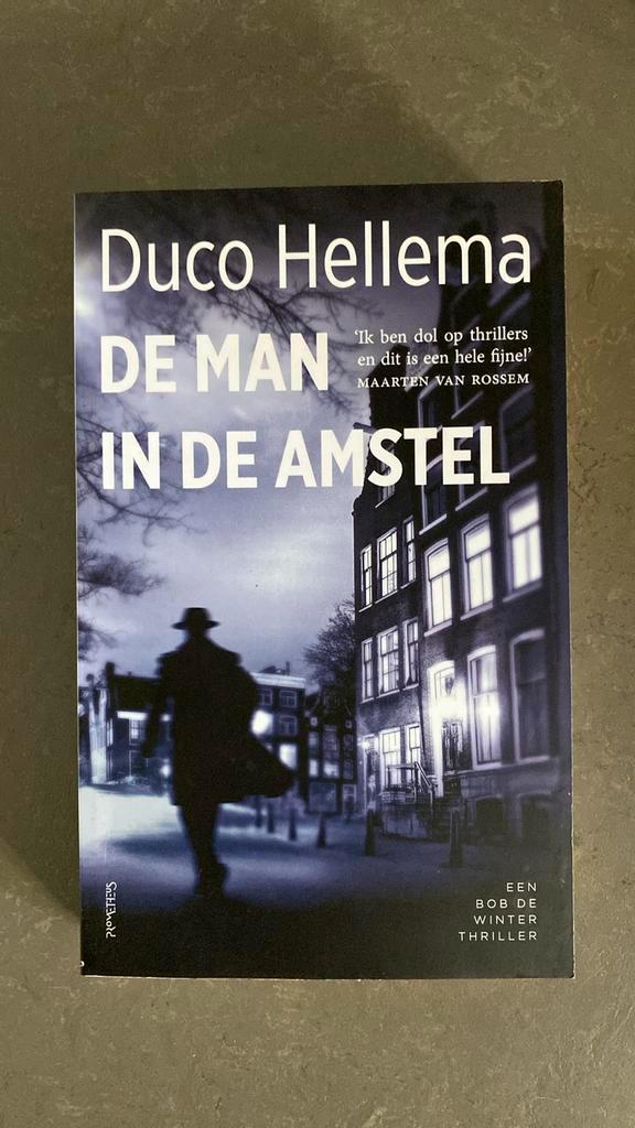Duco Hellema - De man in de Amstel, Boeken, Thrillers, Zo goed als nieuw, Nederland, Ophalen of Verzenden