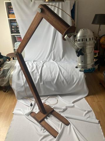 Houten bureaulamp in Bauhaus stijl beschikbaar voor biedingen