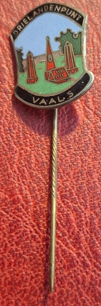 Speld Drie landenpunt Vaals  (B4813), Verzamelen, Speldjes, Pins en Buttons, Gebruikt, Speldje of Pin, Stad of Land, Verzenden