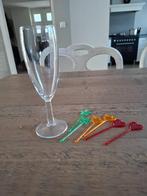 Champagne glas op voet - ca 18 cm - met cocktailprikkers, Huis en Inrichting, Keuken | Servies, Ophalen of Verzenden, Zo goed als nieuw