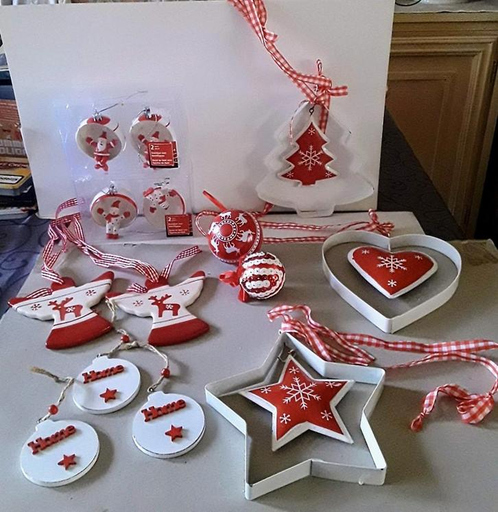 Rood, witte kerstdecoratie van verschillende materialen., Diversen, Kerst, Gebruikt, Ophalen of Verzenden