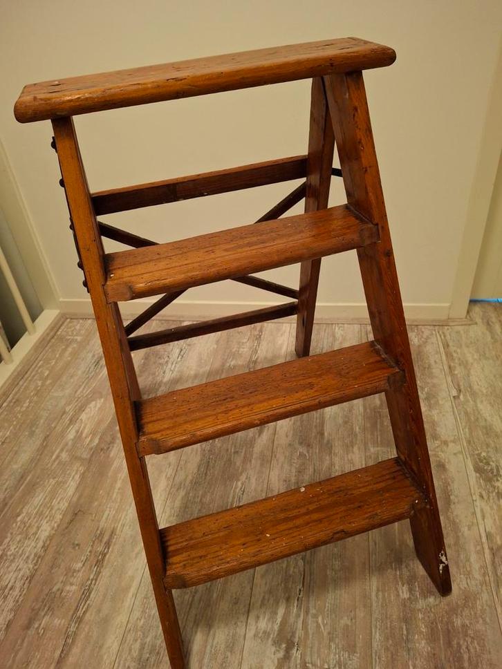 Oud Houten Trapje - 74cm, Doe-het-zelf en Verbouw, Ladders en Trappen, Gebruikt, Minder dan 2 meter, Ophalen