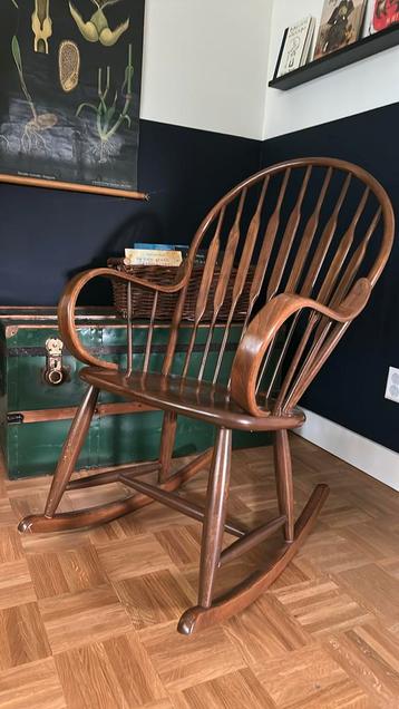 Vintage houten schommelstoel beschikbaar voor biedingen