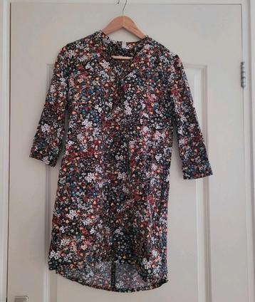 QS zwarte jurk met bloemen. Maat S beschikbaar voor biedingen