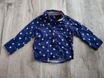 Prachtige blauwe blouse met witte sterren van Hema, maat 86., Kinderen en Baby's, Babykleding | Maat 86, Overhemdje of Bloesje