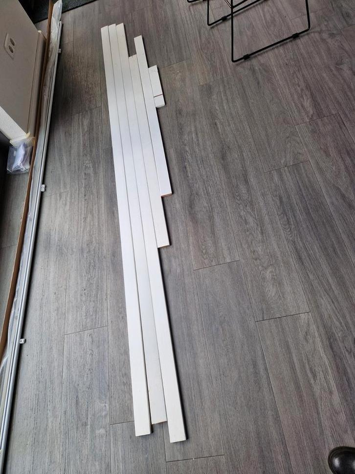 Houten Plinten - 10 Meter wit gegrond, Doe-het-zelf en Verbouw, Plinten en Afwerking, Nieuw, Plinten, Overige materialen, Ophalen