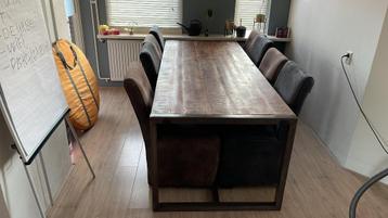 ️ Industriële eettafel + 8 comfortabele stoelen beschikbaar voor biedingen