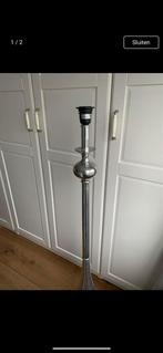 Zilverkleurige vloerlamp, Huis en Inrichting, Ophalen of Verzenden, Gebruikt, Metaal, 100 tot 150 cm