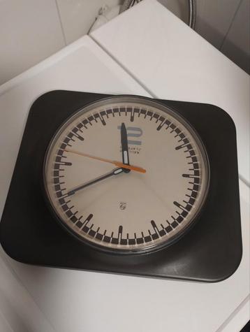 Vintage seventies Philips HF quartz wandklok beschikbaar voor biedingen
