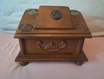 Prachtig antiek houten sieradenkistje met rood fluweel  beschikbaar voor biedingen