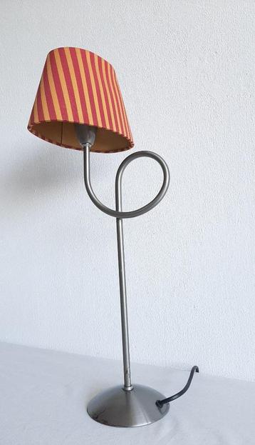 Hedra tafellamp met een krul beschikbaar voor biedingen