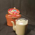 vintage theepot in warmhoud mandje, Antiek en Kunst, Ophalen of Verzenden
