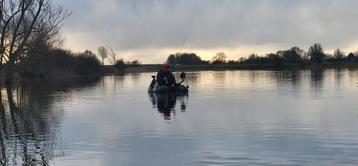 Huur een bellyboat met motor ! beschikbaar voor biedingen