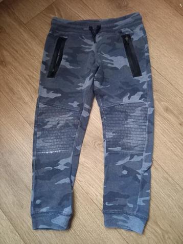 * Stoere camouflage joggingbroek, mt 122 *  beschikbaar voor biedingen