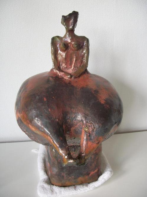 Keramiek Beeld - Dikke Billen Dame op Zuil - Bruin - Nieuw, Antiek en Kunst, Kunst | Designobjecten, Ophalen of Verzenden