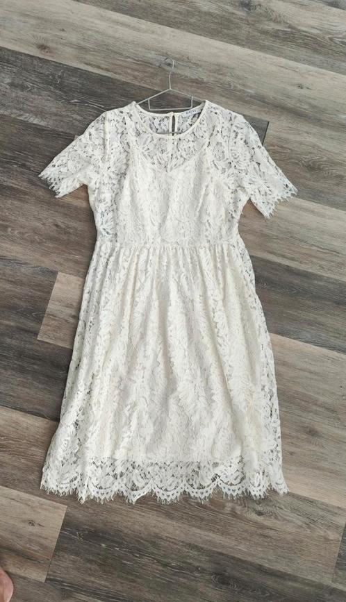 Kanten jurk van Pieces M met onderjurk creme, Kleding | Dames, Jurken, Nieuw, Maat 38/40 (M), Wit, Knielengte, Ophalen of Verzenden