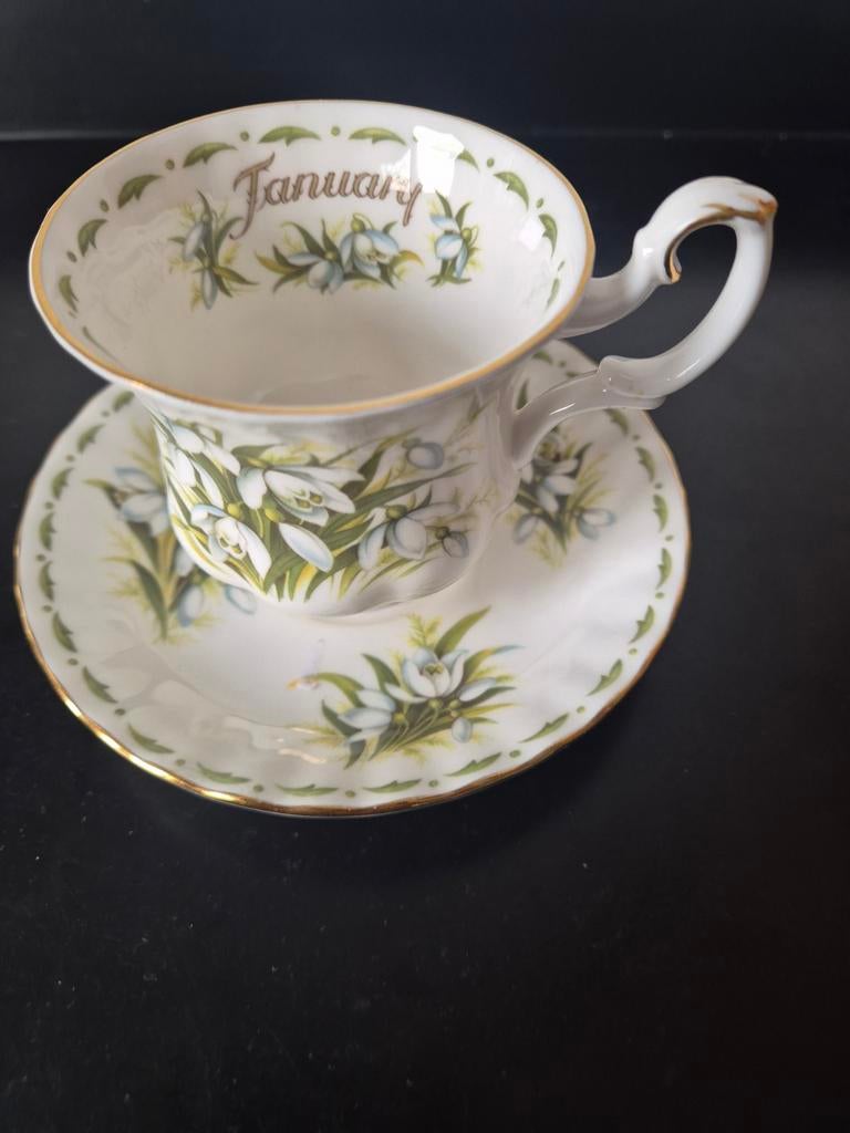 Flower of the month series porselein, Verzamelen, Porselein, Kristal en Bestek, Ophalen of Verzenden, Gebruikt, Porselein, Kop en/of schotel