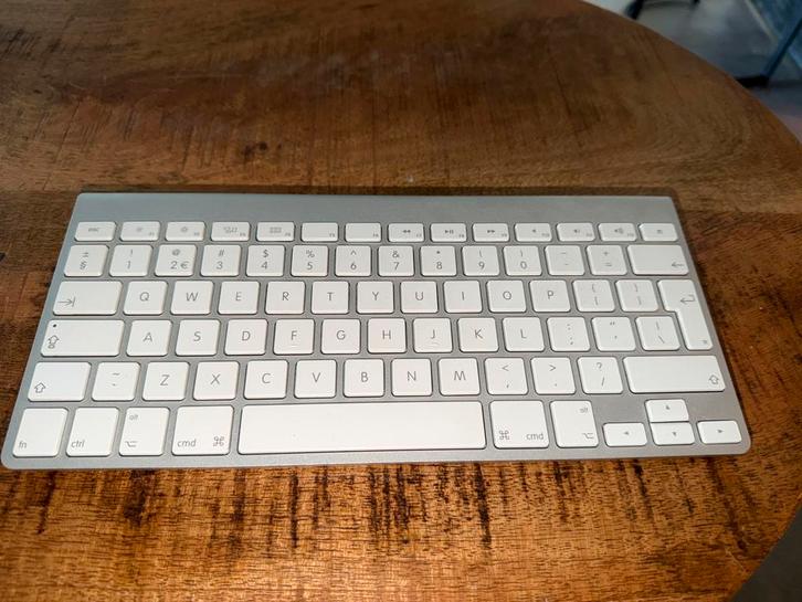 Apple Toetsenbord - Uitstekende Staat, Computers en Software, Toetsenborden, Gebruikt, Qwerty, Draadloos, Multimediatoetsen, Ophalen