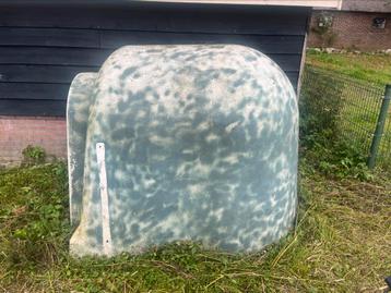 Iglo dierenverblijf met een scheur in het dak beschikbaar voor biedingen