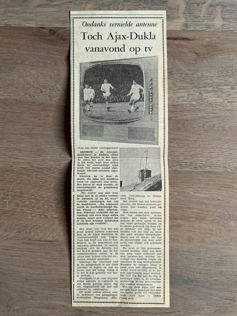 Voetbl krantenartikel Toch Ajax Dukla op TV maart 1967, Ophalen of Verzenden, 1960 tot 1980, Knipsel(s)