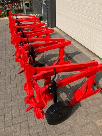 Ploeg tweeschaar eenschaar. Minitrekker minitractor beschikbaar voor biedingen
