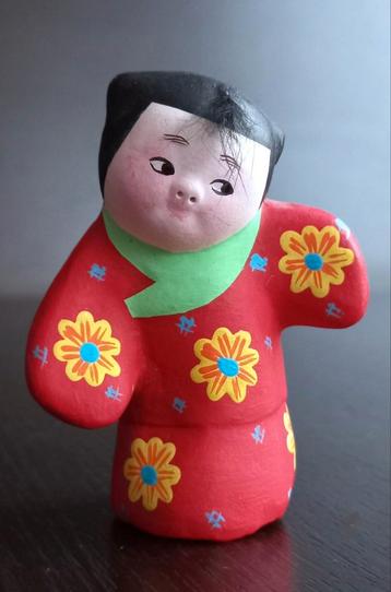 Miniatuur Huishan kleifiguur mannetje in een rode kimono beschikbaar voor biedingen