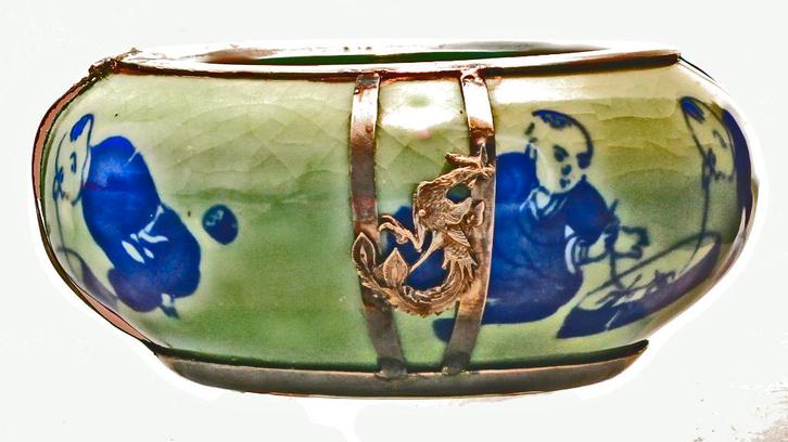 Chinees celadon groene kom met figuren (Nr.: 441), Antiek en Kunst, Antiek | Keramiek en Aardewerk, Ophalen of Verzenden