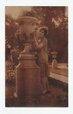 Oude Fotokaart - Dame en Tuinornament, Verzamelen, Foto's en Prenten, Ophalen of Verzenden, Voor 1940