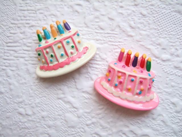 OPRUIMING ~ Feestelijke taart flatback ~ 30 mm ~ Roze & Wit, Hobby en Vrije tijd, Scrapbooking, Nieuw, Versiering of Embellishment