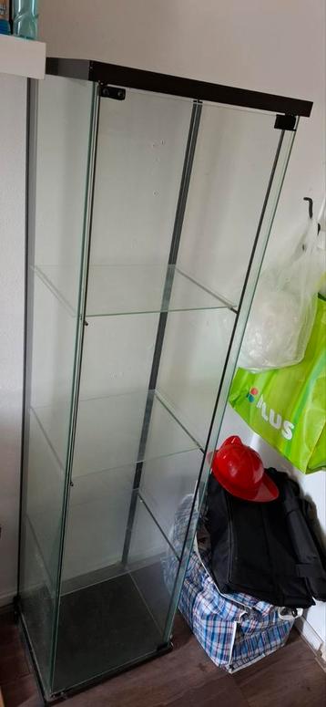 Vitrine kast beschikbaar voor biedingen