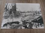 Foto, Duitse troepen op een opgeblazen brug in Drenthe., Verzamelen, Militaria | Tweede Wereldoorlog, Ophalen of Verzenden, Landmacht
