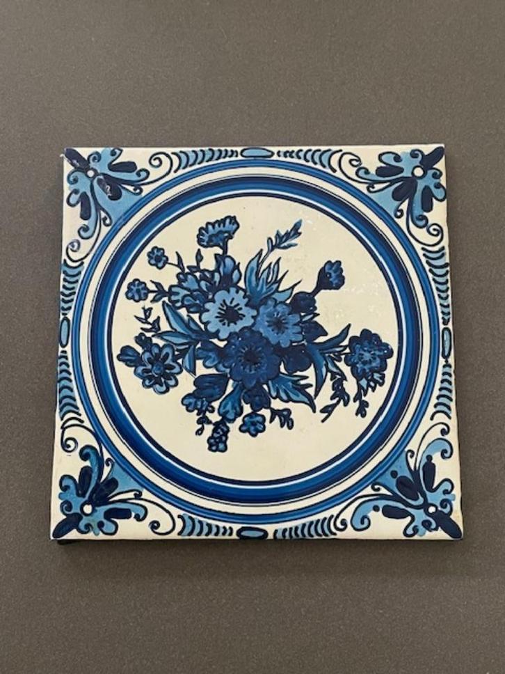 Vintage Mosa tegel. Handbeschilderd blauw wit bloemen. 1974., Antiek en Kunst, Antiek | Wandborden en Tegels, Ophalen