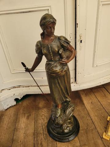 Zeer oud bronzen beeld herderin 60 cm beschikbaar voor biedingen