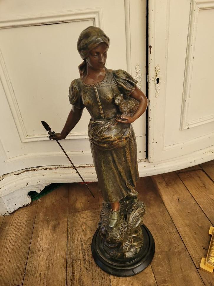 Zeer oud bronzen beeld herderin 60 cm, Antiek en Kunst, Antiek | Koper en Brons, Brons, Ophalen of Verzenden