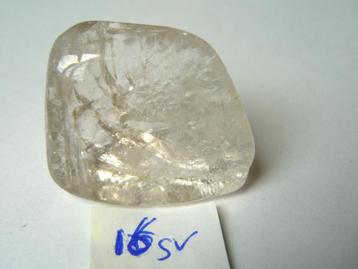 bergkristal kan staan ruw en glad edelsteen mineraal kristal beschikbaar voor biedingen