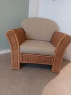Brede rotan fauteuil met beige kussens, Huis en Inrichting, Ophalen, 75 tot 100 cm, 50 tot 75 cm