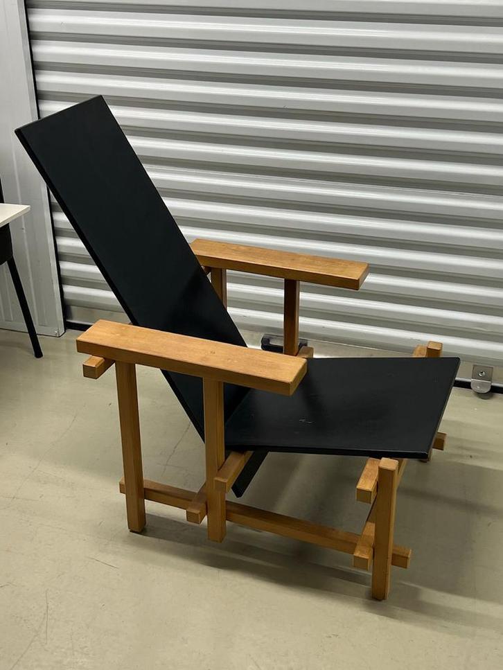 Rietveld rood blauwe stoel, First Design Eindhoven, Huis en Inrichting, Stoelen, Gebruikt, Eén, Hout, Zwart, Ophalen
