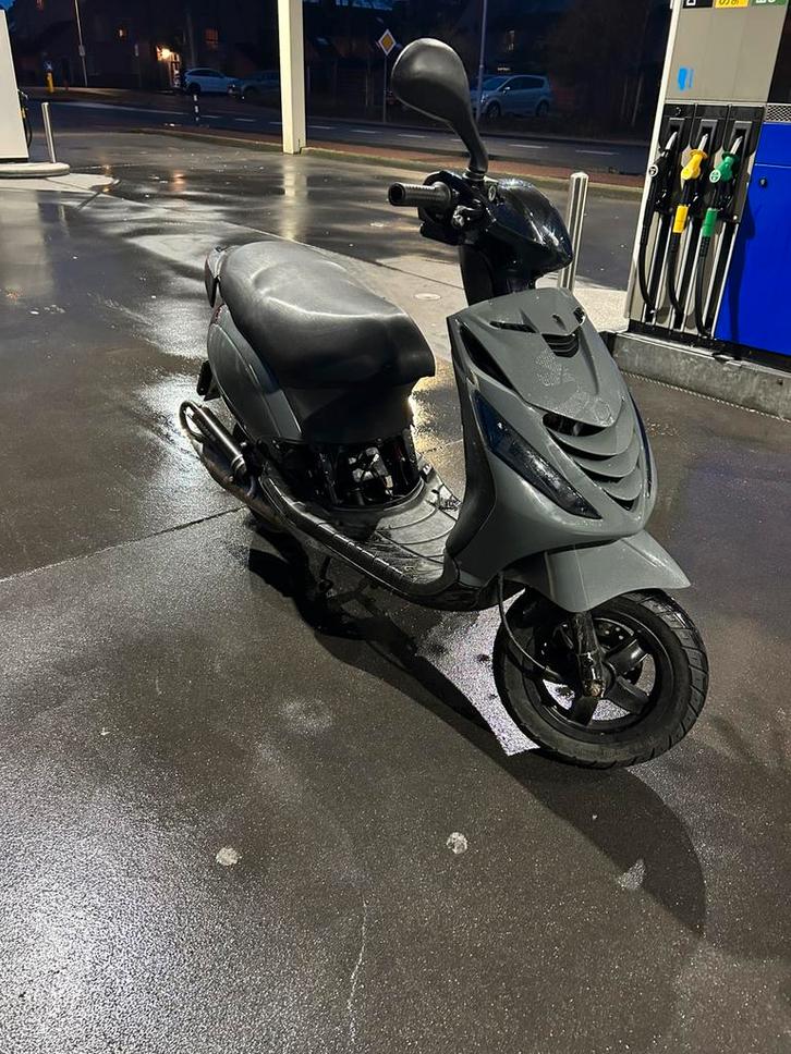 Zip 70cc gervisieerd brom frame, Fietsen en Brommers, Scooters | Piaggio, Zo goed als nieuw, Zip, Maximaal 45 km/u, Tweetakt, Ophalen
